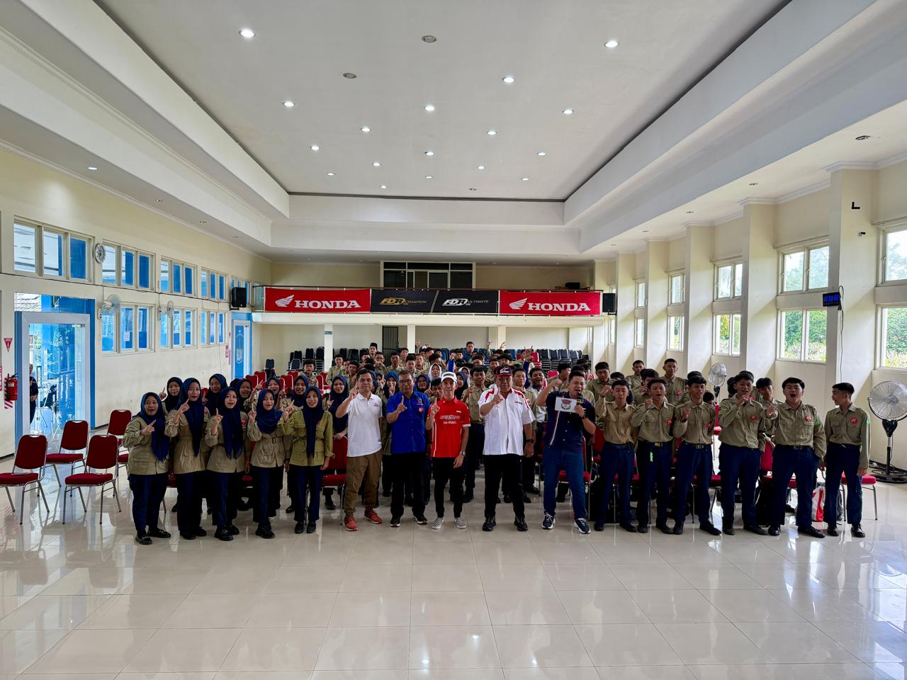 Pembalap AHRT Gerry Salim Ramaikan HDC Tour di SMK Muhammadiyah 1 Kepanjen